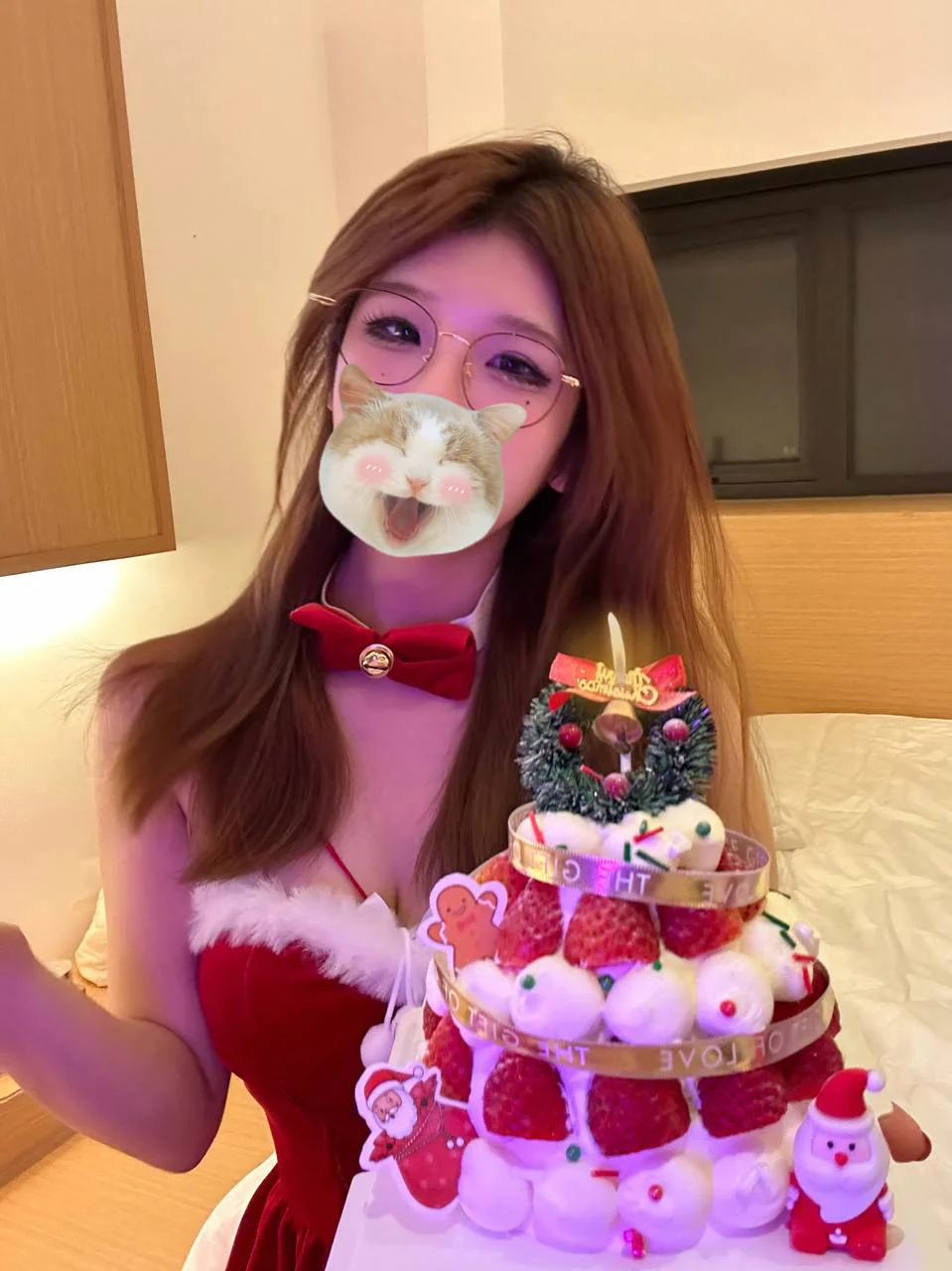 非要我戴眼镜！！！这样很反差吗！！！！！！我决定以后就戴着给你们直播了，晚上来榨干你们！！！！！！ https://t.co/yMRXXnAMO8
