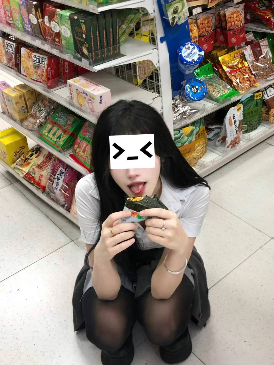 你们要看户外，今天跑去找地方，真的很难找！！！！！到处都是监控！！！！本来想在超市拍一个，才把裙子掀起来，结果老板走过来看了一眼，以为我偷东西吗！我赶快溜了！！！！晚上再找吧！！！ https://t.co/M6LToo90uo