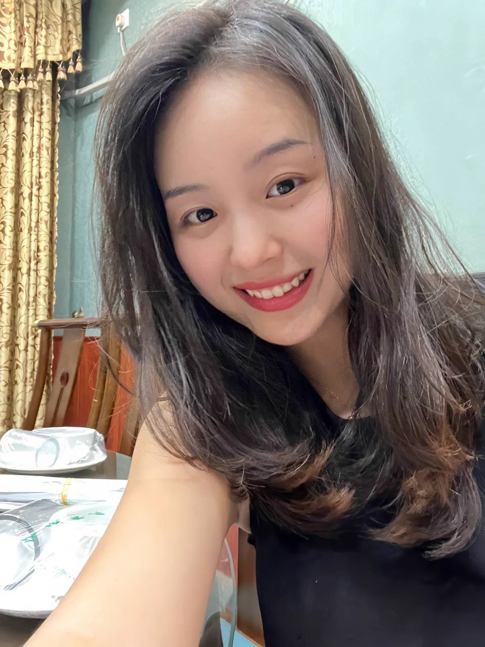 和炮友吃饭完就去酒店的木桥上玩了会露出…一开始露胸，看着没什么人就玩的越来越大胆，想看更多露出照片的私信我，带你们体验一下露出少妇的风韵～ https://t.co/y4DPEwJ6XR