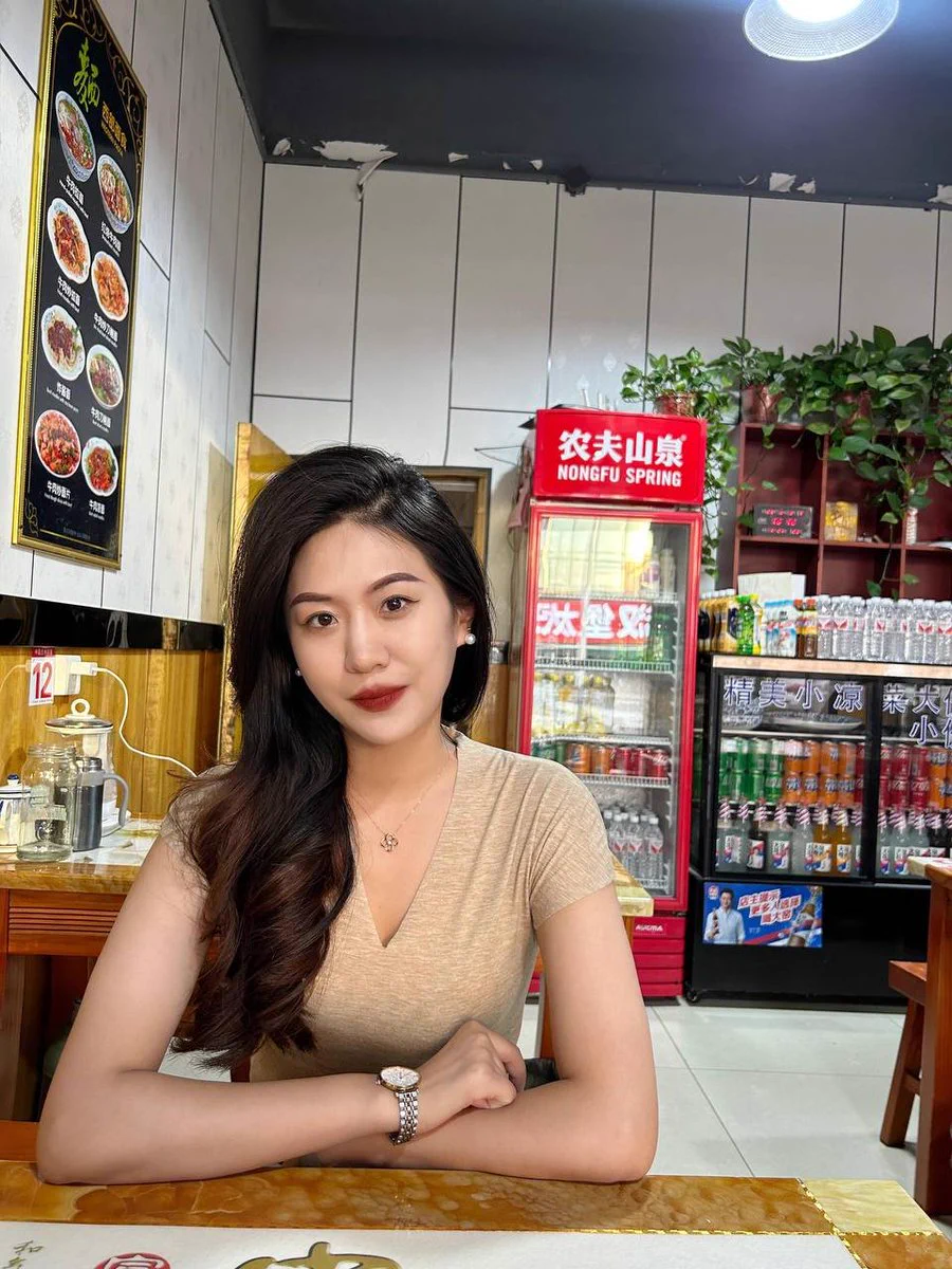 午休时光～女人可以不那么漂亮，但是一定要有气质…话说今天新来了一个年轻男同事，一直在撩我，啧啧… https://t.co/G7bE33MC9P