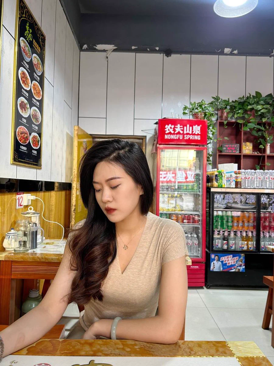 午休时光～女人可以不那么漂亮，但是一定要有气质…话说今天新来了一个年轻男同事，一直在撩我，啧啧… https://t.co/G7bE33MC9P