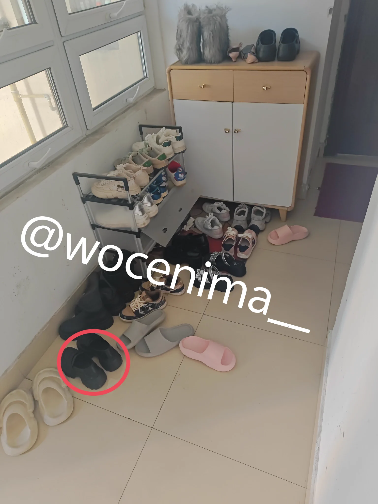 05年的一个骚货门口各种小皮鞋高跟鞋   之前来玩的时候都没有袜子 这次特意放了一双袜子好像就是等待我来套弄一样  那就果断套着爽撸  最后射在了小皮鞋里再用袜子擦干净精液  视频和更多图片已更新在会员群里 #扫楼 #打胶 #扫楼打胶 #玩鞋 #射鞋 https://t.co/9FKc12HmMO