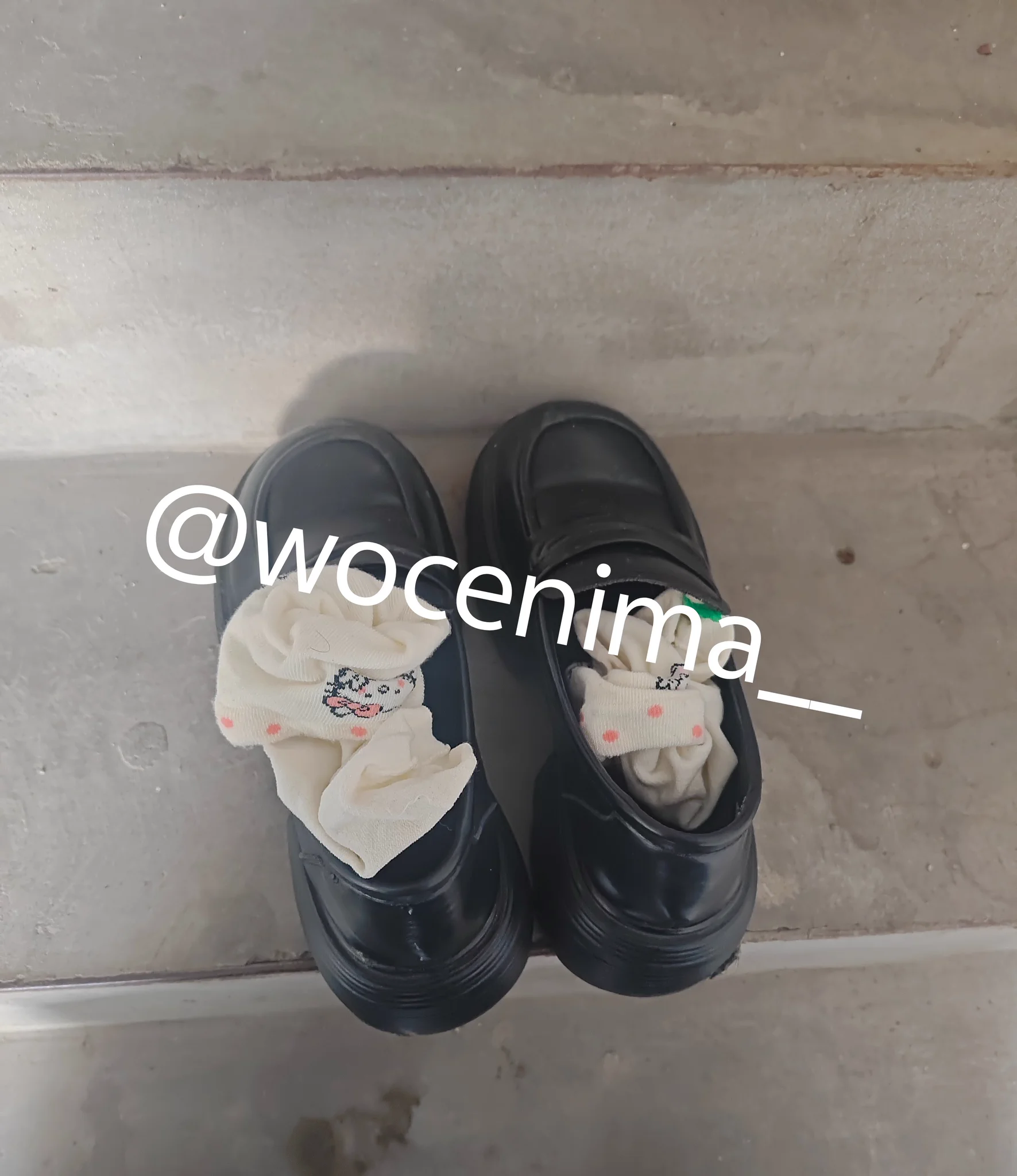 05年的一个骚货门口各种小皮鞋高跟鞋   之前来玩的时候都没有袜子 这次特意放了一双袜子好像就是等待我来套弄一样  那就果断套着爽撸  最后射在了小皮鞋里再用袜子擦干净精液  视频和更多图片已更新在会员群里 #扫楼 #打胶 #扫楼打胶 #玩鞋 #射鞋 https://t.co/9FKc12HmMO