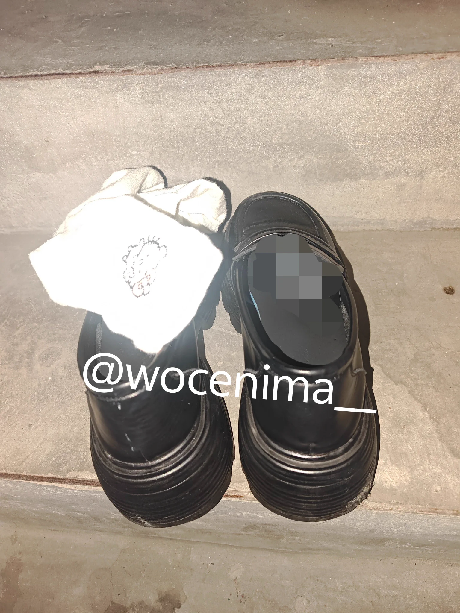 05年的一个骚货门口各种小皮鞋高跟鞋   之前来玩的时候都没有袜子 这次特意放了一双袜子好像就是等待我来套弄一样  那就果断套着爽撸  最后射在了小皮鞋里再用袜子擦干净精液  视频和更多图片已更新在会员群里 #扫楼 #打胶 #扫楼打胶 #玩鞋 #射鞋 https://t.co/9FKc12HmMO