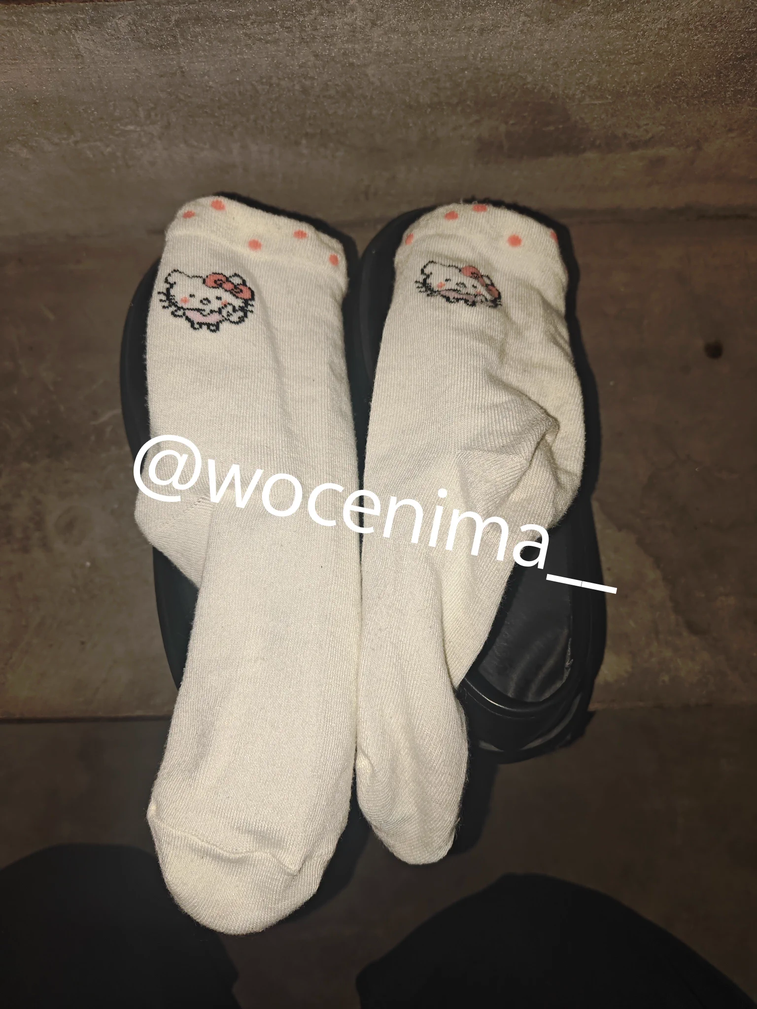 05年的一个骚货门口各种小皮鞋高跟鞋   之前来玩的时候都没有袜子 这次特意放了一双袜子好像就是等待我来套弄一样  那就果断套着爽撸  最后射在了小皮鞋里再用袜子擦干净精液  视频和更多图片已更新在会员群里 #扫楼 #打胶 #扫楼打胶 #玩鞋 #射鞋 https://t.co/9FKc12HmMO