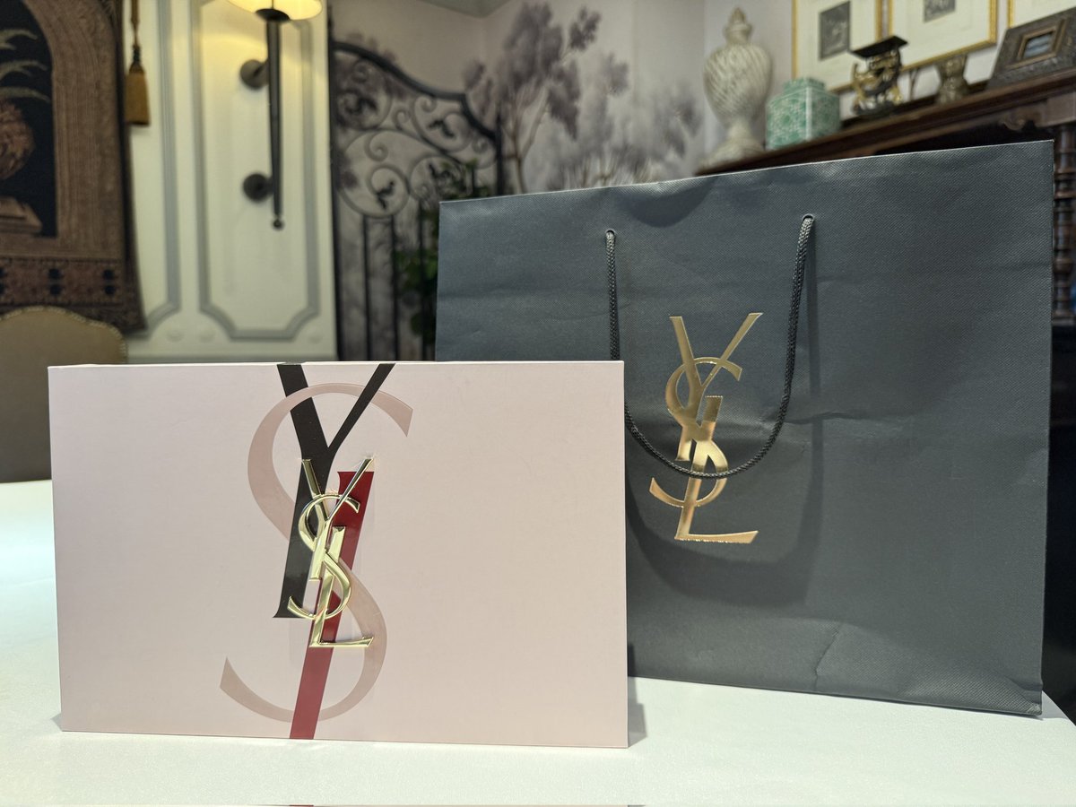 今天的和处男粉丝哥哥见面。他说上一次碰到女孩子的手是以前上学排队的时候不小心碰到的
​好可爱啊哈哈哈哈！！他夸我香香软软软的😋😋我们在田子坊逛街的时候我还去画了一张速写！！小姐姐一直问我是不是大博主～路人也夸我清纯美女～又是美好的一天～🤗🤗 https://t.co/SE6URRN2rq