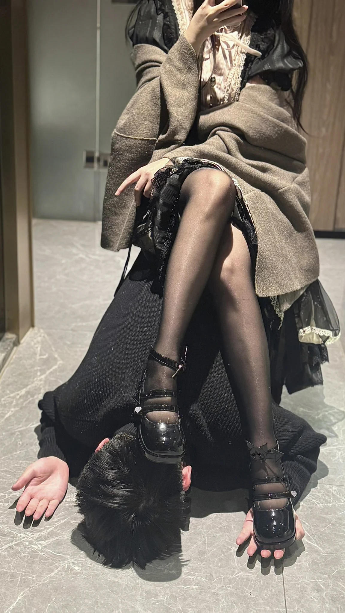 凳子、脚垫、桌子 https://t.co/1HaWn5f8ew