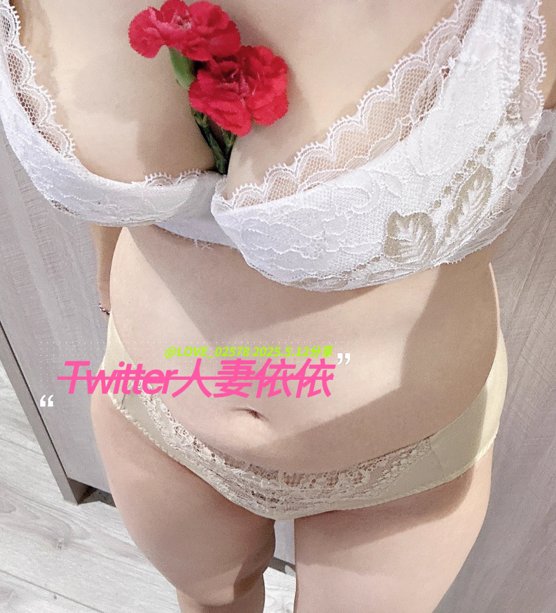 #今日內着昨天收到的康乃馨配上今天的褻衣作品，來陪伴你們忙碌的星期一❤️原來分享每天穿的「乳房罩、布拉甲」才是流量密碼，我以為男人比較喜歡看我裸體、胸部、小穴，原來我錯了🤣@love02578 依依唯一小帳跟老公說這二天超多男人看他老婆穿內衣的照，還很多男人打手槍，他不知道在興奮什麼🤭 https://t.co/3QCVWX0SeW