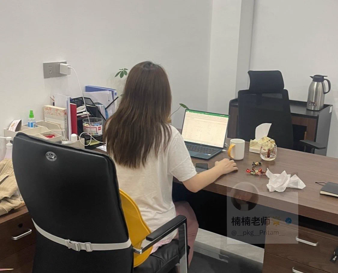 午休的时候，隔壁班主任也是一个曾经约过的男老师，一直暧昧的挑逗我。期间有个以前的学生给我打视频，这个男老师居然要我脱光了聊天，好怕学生发现啊！但真的好刺激…#语文老师 https://t.co/aANy3nYmbo