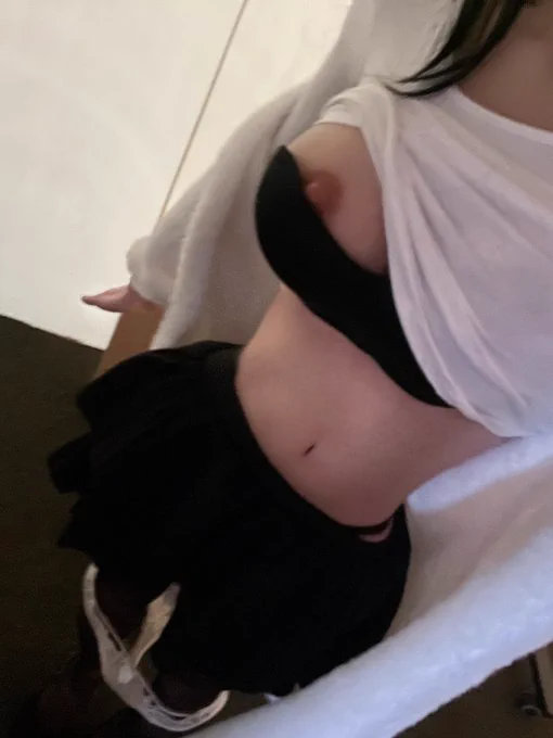 我没开玩笑私信我真的会给你们发裸照色图的。😋 https://t.co/9RoefkBoMP