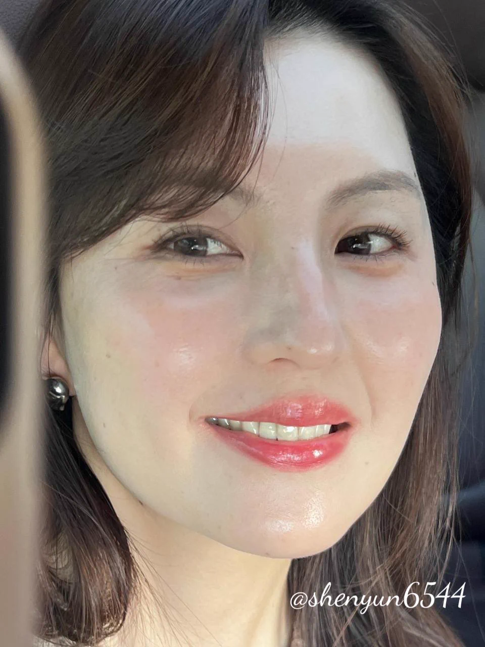 提醒一下，昨天是母亲节～有忘了给自己的妈妈说一声母亲节快乐的，现在快去说一声！注意，是生你养你的那个，不是穿丝袜和高跟鞋踩你的那个…（姨的脸适不适合当S？） https://t.co/JMbMzlxO4H