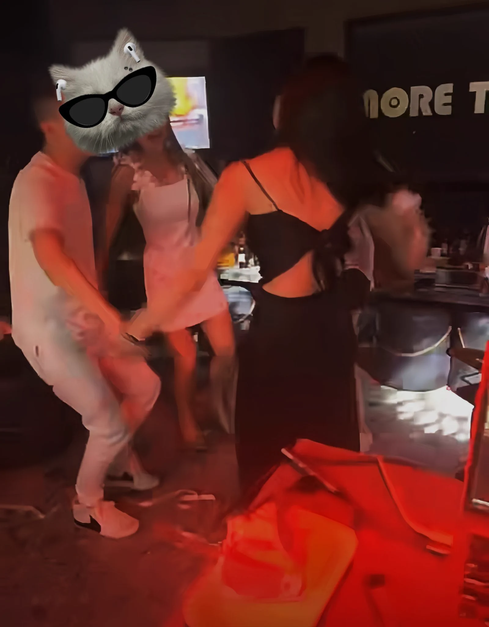 后来她们玩着玩着就 脱了…… https://t.co/wxxgnjQ2Zo