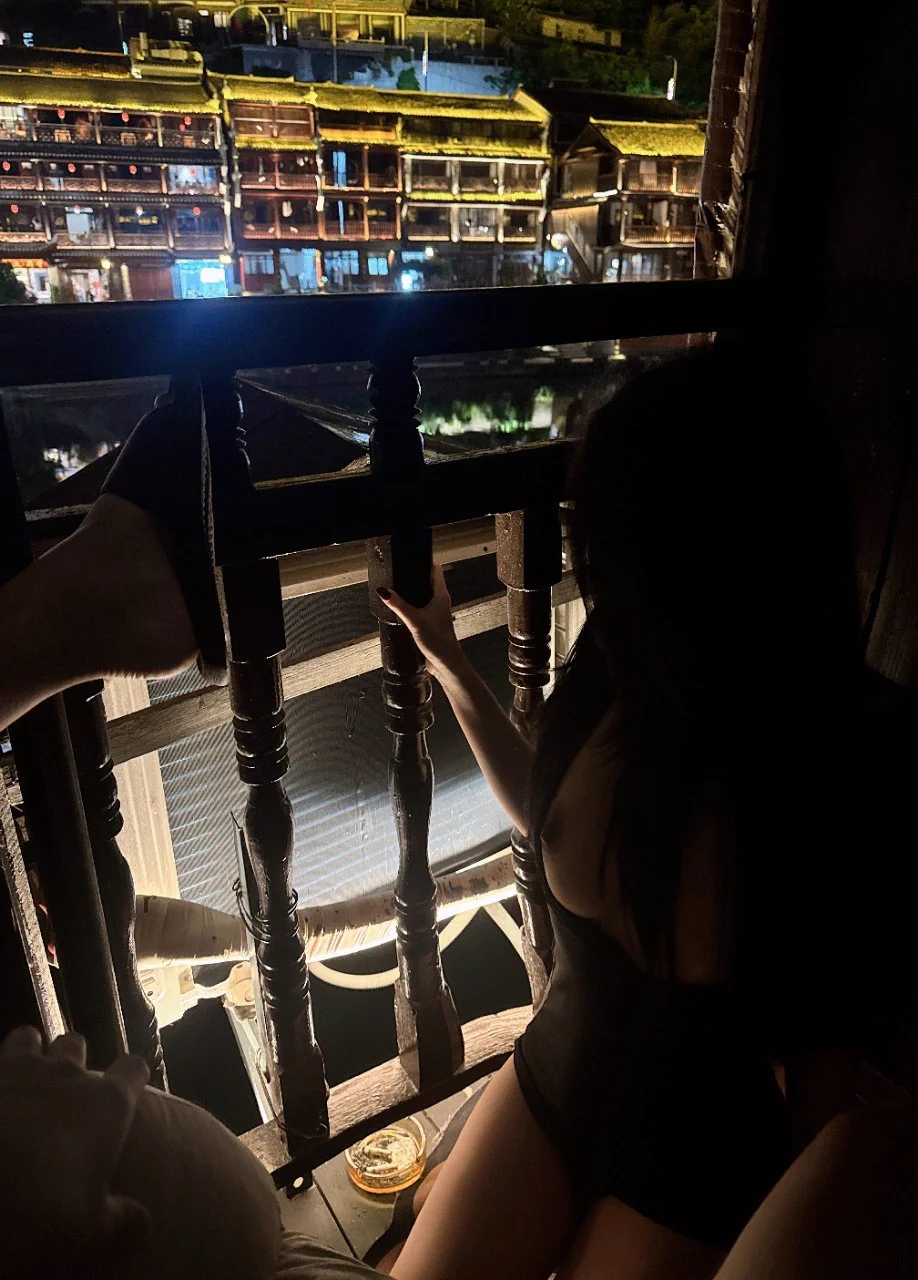 夜里的古城美美的 黑夜的夜给我黑色的眼睛和雪白的身躯@luchu888@wqganenshi_ https://t.co/nWnlQNWhv9