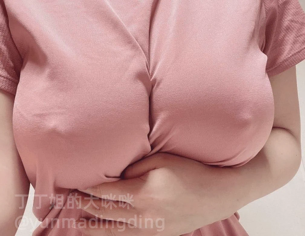 天气热起来了，大奶子穿内衣很闷的这样真空好看吗？而且衣服摩擦奶头的时候，有点爽哦奶水真是多，真空上班前必须先挤干净，不然胸前就尴尬了有人问为什么不喜欢用挤奶器？我就是不喜欢，我就是更喜欢被一个个胡子拉碴的嘴巴帮我嘬干净 https://t.co/ZWhU3jpN4B