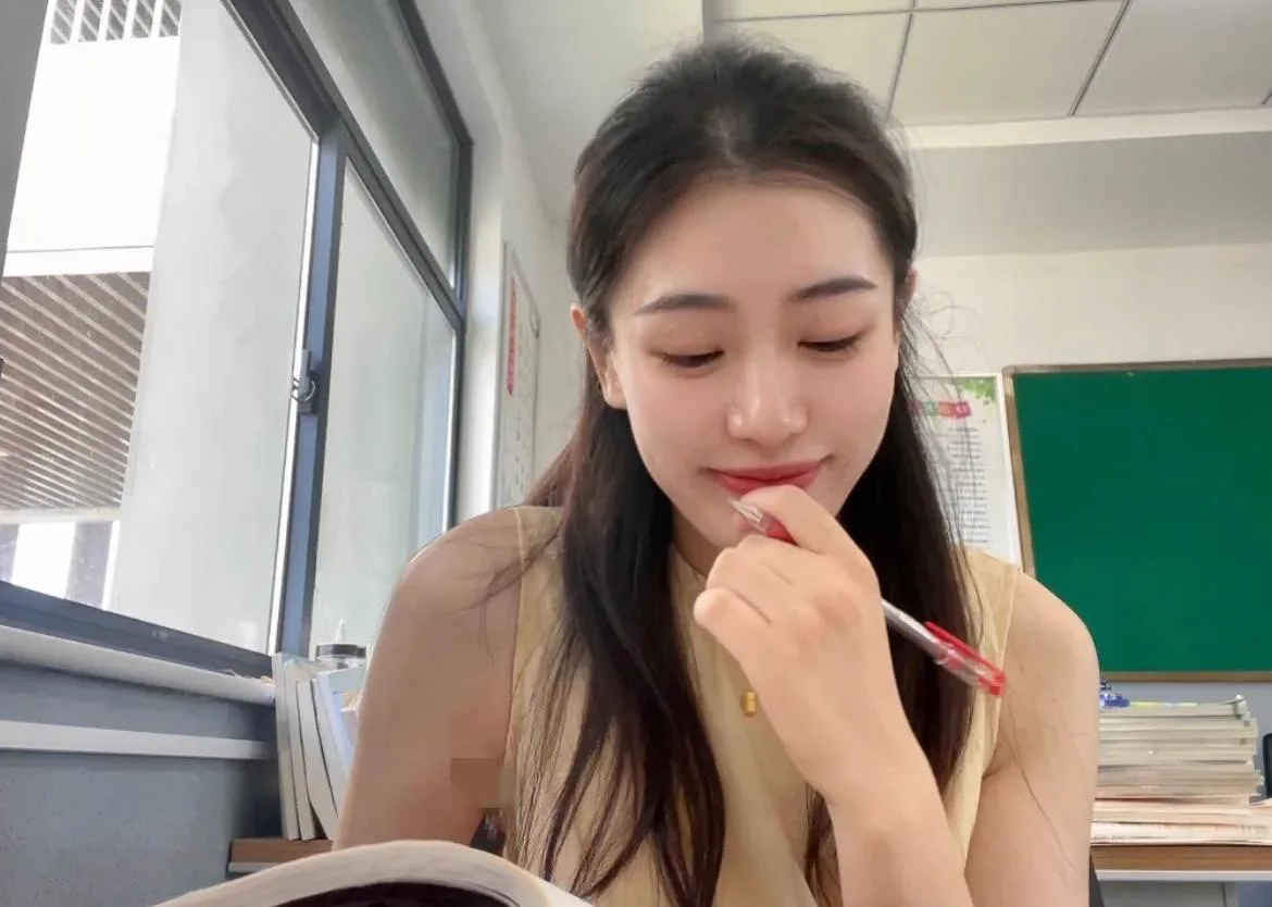 之前五一约的一个粉丝，按住我的头让我全吃了， 现在想想好害羞，有想试试 老师的口技吗 ？ https://t.co/bUVFAartxj