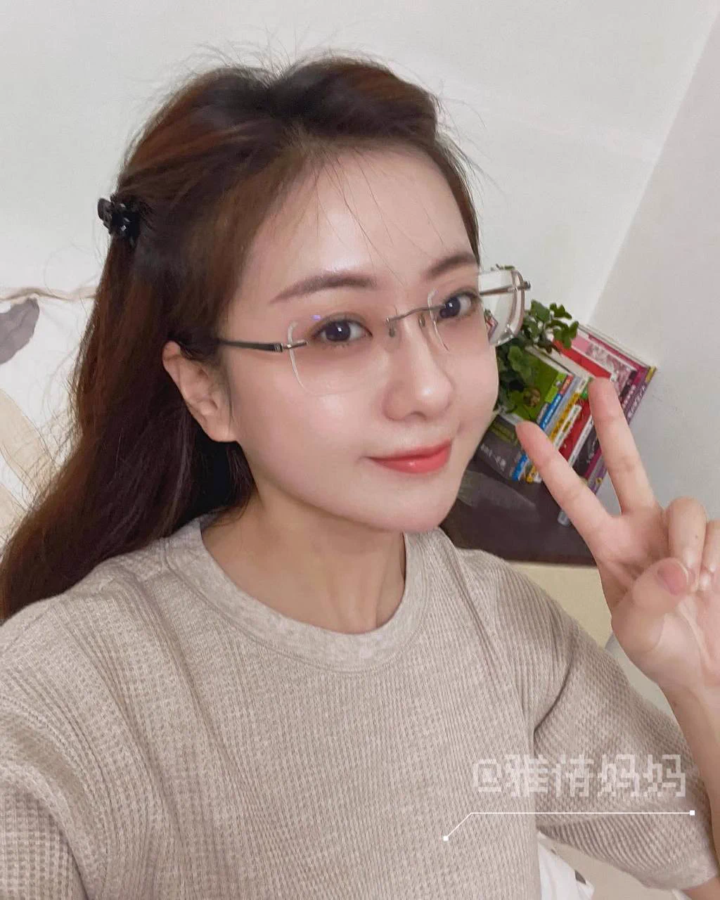 见了一个聊了许久的粉丝～就是没想到他那么着急，房间都没到呢，就把我拉到了旁边的楼梯间插进来了。被撞的站不住了，好怕淫水流在地上被保洁阿姨发现… 不过性欲就是这样的，压抑久一点释放的时候才酣畅淋漓。不知道下次约是什么时候了，但应该不会太远～ https://t.co/M4DHXhBUUs