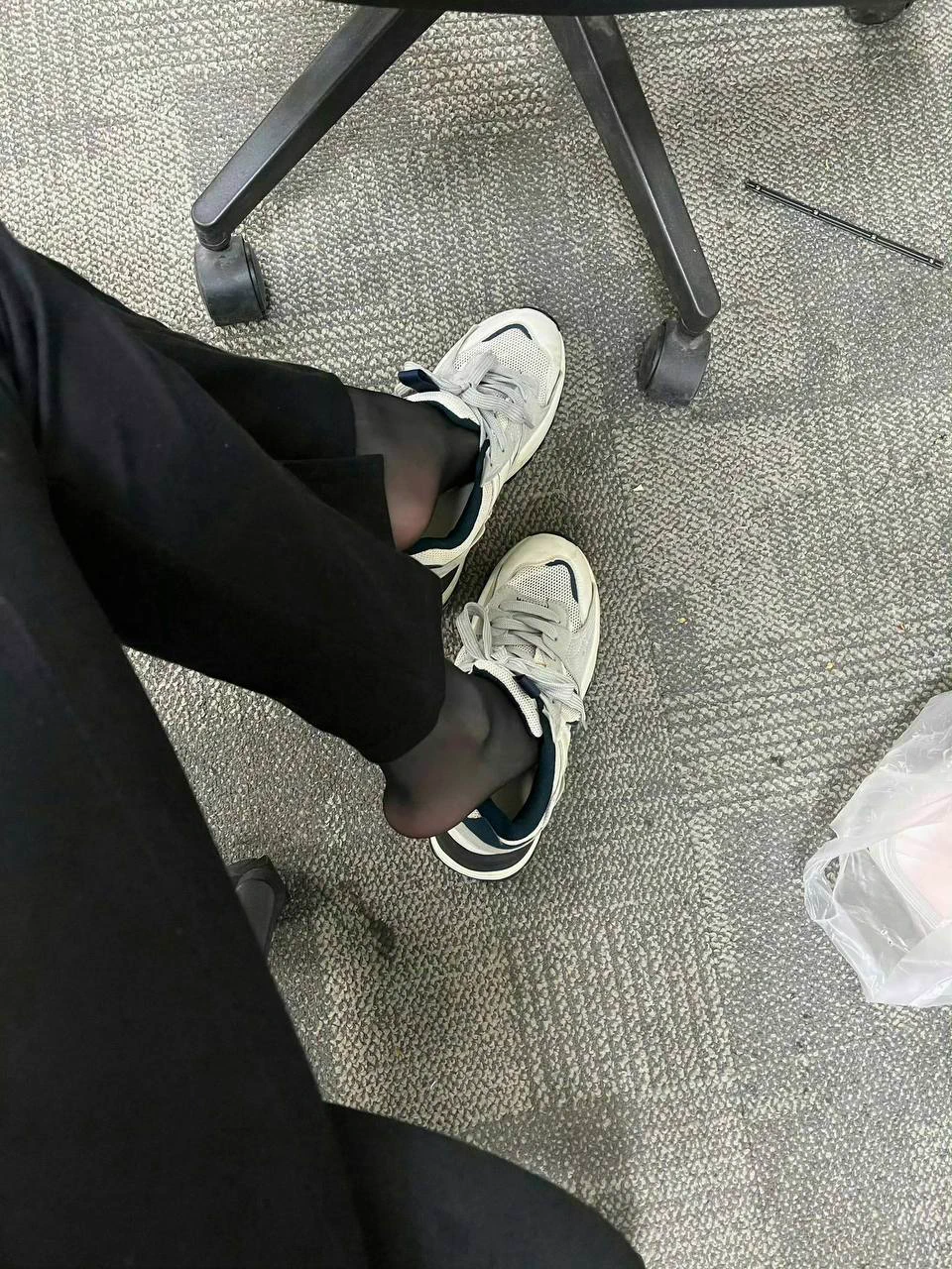 去面试秘书！！故意穿成这样，我就不信面试官顶得住！！！谈话时候故意把鞋子脱掉给他看！ https://t.co/ChmIf3jYIV