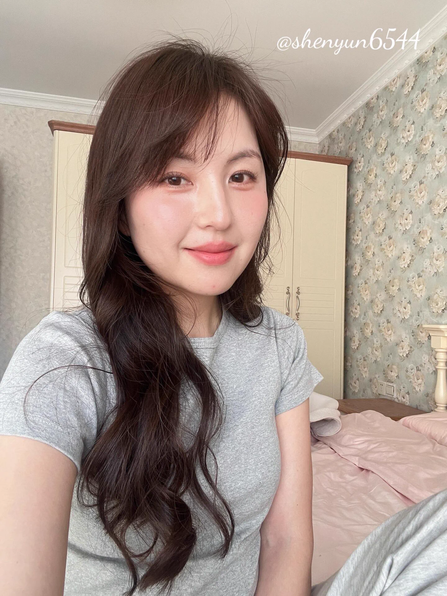 太热啦，下班赶紧回家准备洗澡～可能是离婚后一个人习惯了，在家里就喜欢一丝不挂的，好几次邻居和外卖小哥好像都看见了… 镜子上给大家比了个爱心，有没有想帮姨揉一下胸的～ https://t.co/99nBGK2grV