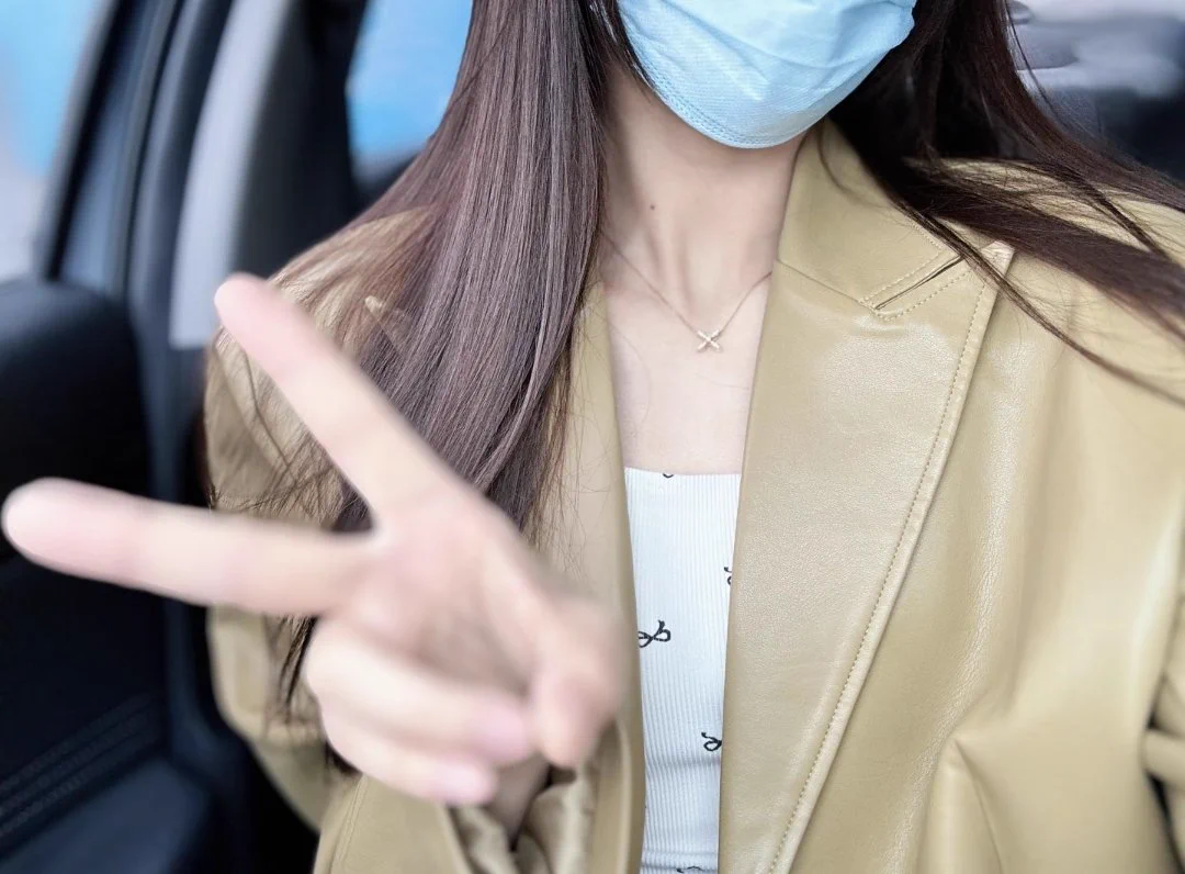 幸亏老大不在公司，不然今天迟到又要被挨 骂了，为我的幸运比个ye❤️ https://t.co/zcPTbnxSPV