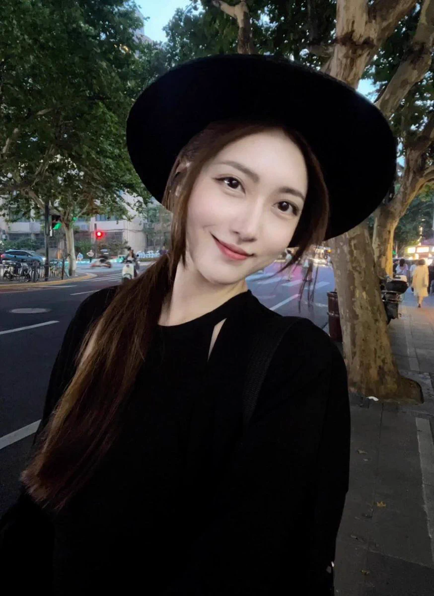 大街上的路人应该想不到，刚才拍照的小姐姐，回家就脱了裤子掀开衣服，给网友看奶子了～穿多啦，一身汗… 说真的，这个角度被坐在脸上，应该很刺激吧。有没有粉丝想试试～ https://t.co/TN5vSfcDlz
