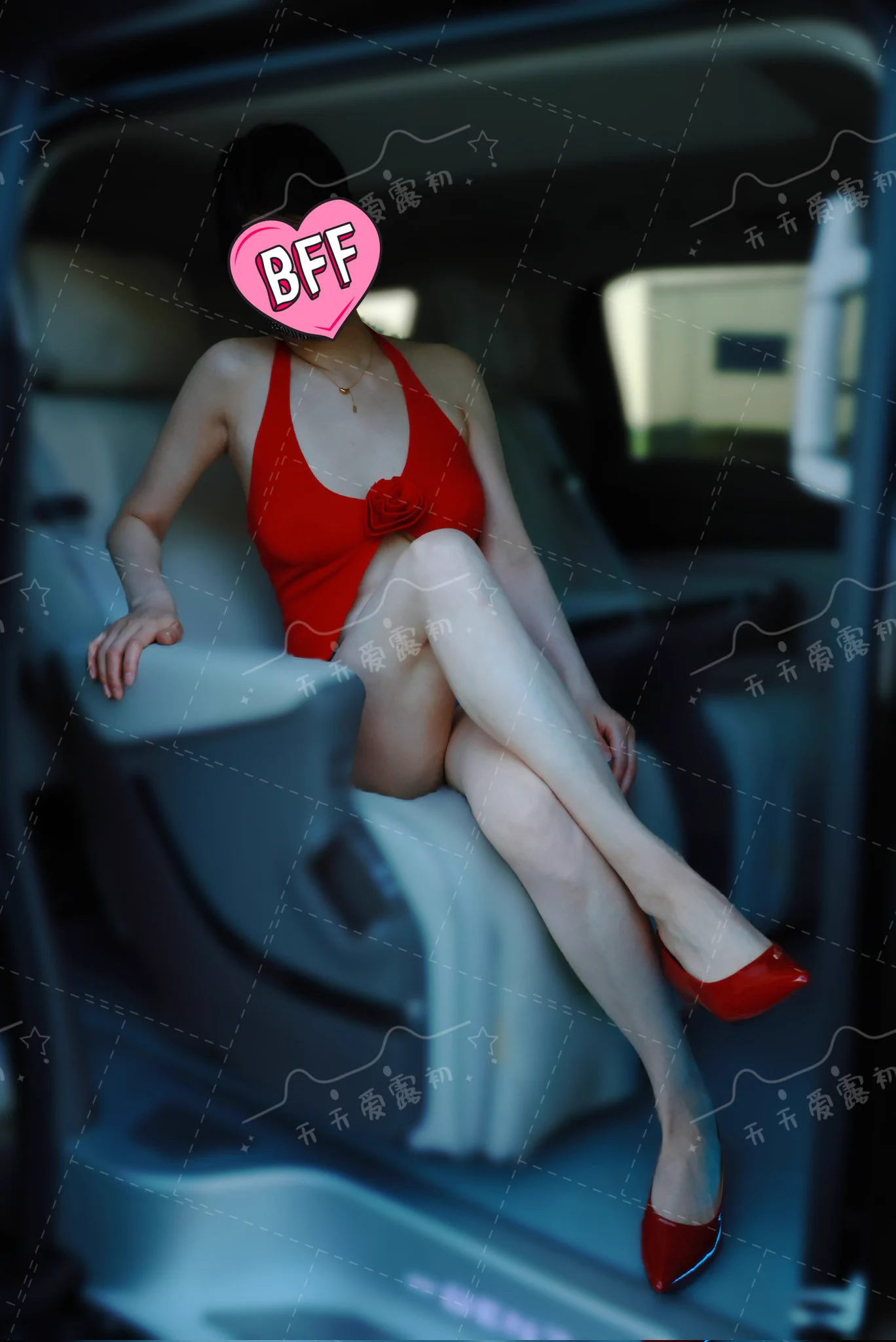 一袭猩红吊带勾勒出曼妙的曲线，宛如暗夜中跳动的火焰，危险却令人沉溺。衣摆滑动，撩人心弦。#美妻 #露出 #情趣@007share @wqganenshi_ @Public_Catgirl1 @luchu888888 https://t.co/xTfMPb0gXj