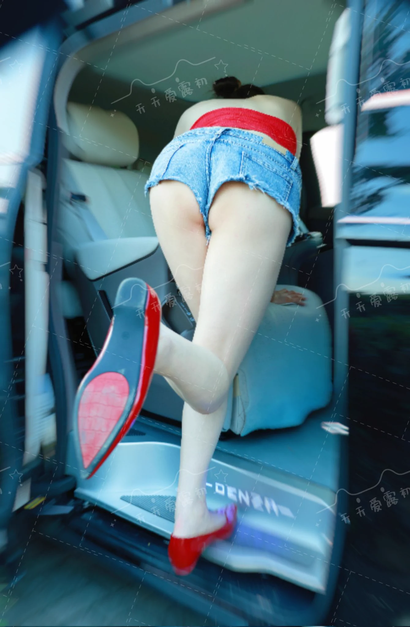 一袭猩红吊带勾勒出曼妙的曲线，宛如暗夜中跳动的火焰，危险却令人沉溺。衣摆滑动，撩人心弦。#美妻 #露出 #情趣@007share @wqganenshi_ @Public_Catgirl1 @luchu888888 https://t.co/xTfMPb0gXj