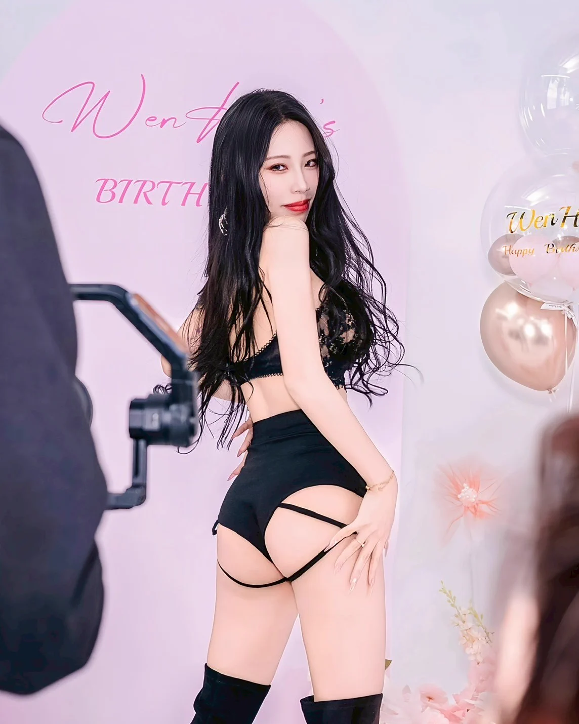 不是每場派對都有主角但我出現的地方，就是焦點😜 https://t.co/DncCGFeQPX
