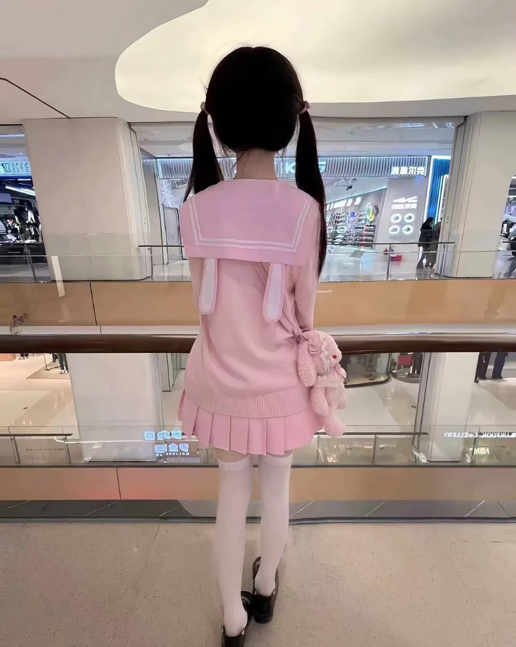 🟡妹团交友俱乐部💌✈️客服：https://t.co/R90yq6OcI7妹团客服收到 #河南 #南阳 18岁学妹小花的申请，157cm，74斤，B杯，青春气息满满！她是个学生，带着点俏皮说：“我还小，平时零花钱不够买喜欢的衣服和化妆品，想找个金主哥哥给我点钱钱！”她坐在教室，手捧一本课本，穿着校服，背景是黑板和课桌，笑容清纯又羞涩。她害羞地说，“我还是chu女，月生活费1w，周末能陪，恋爱费分次给也行，但不接受SM、无套、内射、kou，也不过夜不飞外地！”她补充，“姨妈月初，对哥哥没什么特别要求，只要不违反我的禁忌就行！”她笑得甜甜，“我年龄小，身材还可以，期待一个温柔的哥哥，给我点小惊喜！”📚 #金主 #萝莉 #糖宝 #糖爹 #软妹