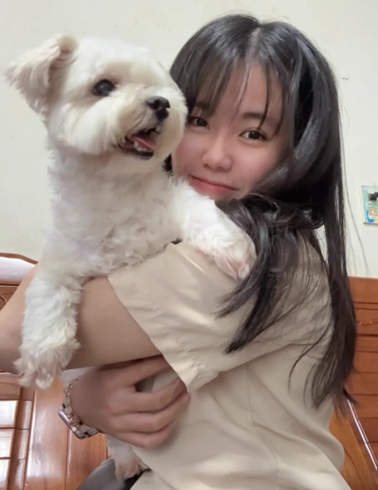 狗狗抱狗狗😍 他叫球球～狗狗家裡有事情 中午請假回家啦～回家打仗…😤媽媽想要狗狗搬回家住但是狗狗不想搬 自己住比較自在🥹狗狗回來勸說😁 https://t.co/fIjFQIryfA