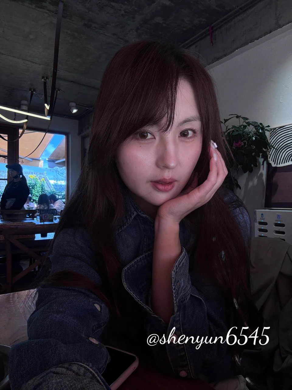 昨晚见了一个聊了一周的粉丝～清吧小坐了一会儿，感觉灯光映照下自己一点也不像40岁的离异阿姨了～之后自然而然的就发生了，后入自己撅着屁股被抽插的感觉，果然还是无法拒绝… 推特能发的长度有限，点赞+私信，挑一些真爱粉发完整露脸版视频吧～（想约可以私信/电报报名！） https://t.co/KQSwvt1FIO