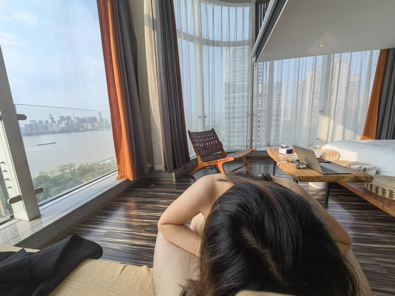 周末约的一位推友，见面就迫不及待的ko了上去... 结婚多年了，老夫老妻很枯燥，偶尔的新鲜感让欲望如此强烈，不像家里那位不解风情🤣千篇一律的姿势，对夫妻生活没有什么憧憬了 偶尔的激情整个过程人都酥酥麻麻，很美妙📷女人果然逃不过30如狼的定律，我也不例外，还会遇到这样有趣的灵魂吗。。。。