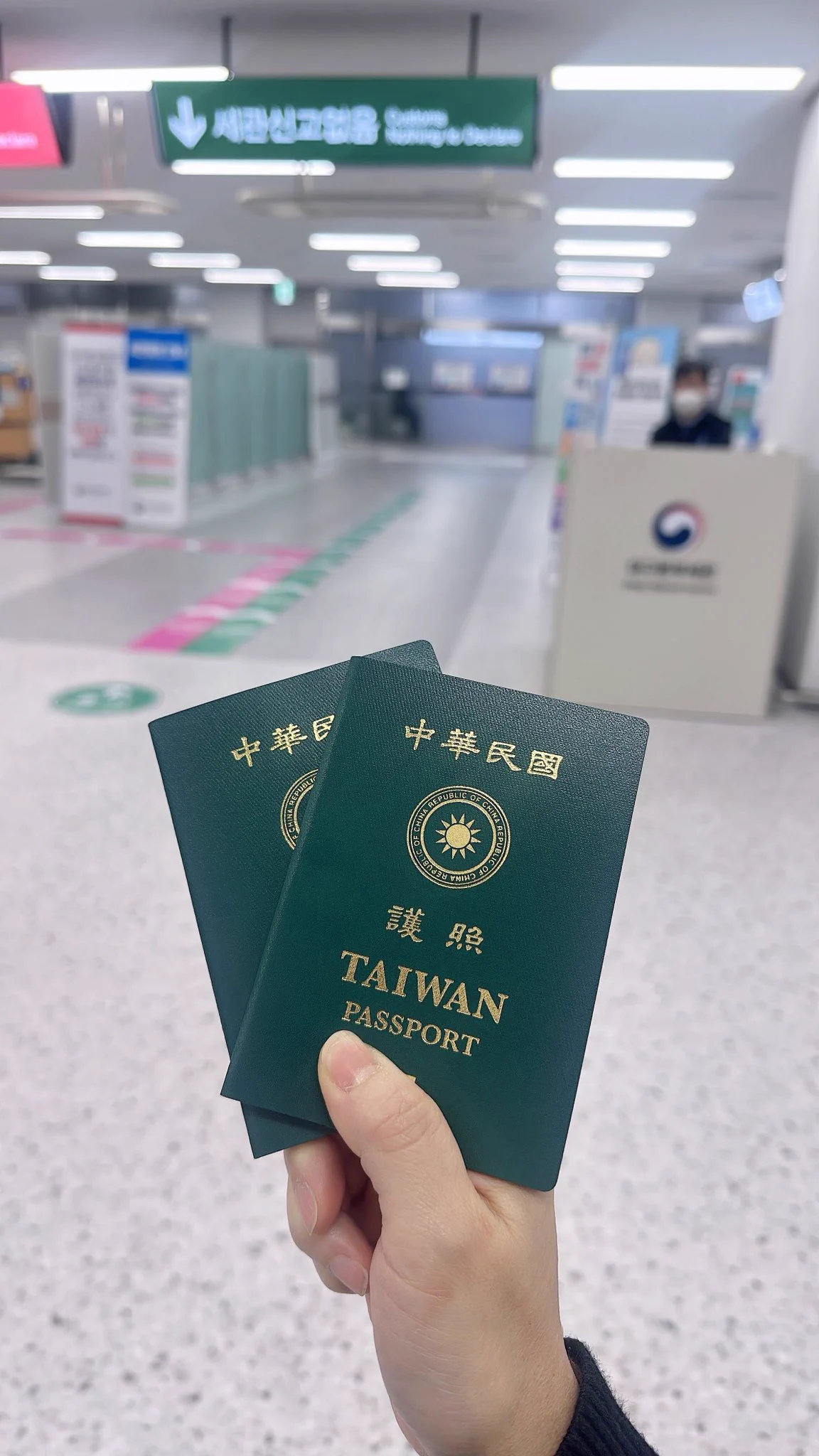 閨蜜的邀約，交了新男友出國玩還約姊妹當電燈泡但閨蜜的新男友真的好帥，整團有幾個天菜一起出國玩，有玩又有的看也不錯，而且又很貼心，有時別人的男人總不會令人失望@love02578 依依唯一小帳這星期都在渡假，回國後又馬上要去泳池汽車旅館渡假🤭 https://t.co/CZhfiA9XIb