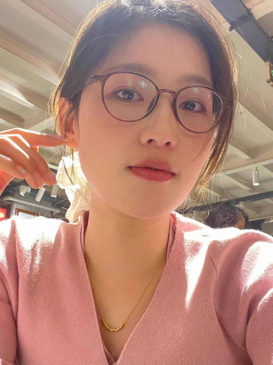 最近对粉色情有独钟，也许是浪漫，也许是甜蜜，也许是春心萌动…当了妈妈才知道辛苦，每天都在重复带娃的环节，换上丝袜了也没人摸，只能拍给你们看看了～好像很适合足交？有粉丝想试试吗～ https://t.co/vOpXYYv7xP