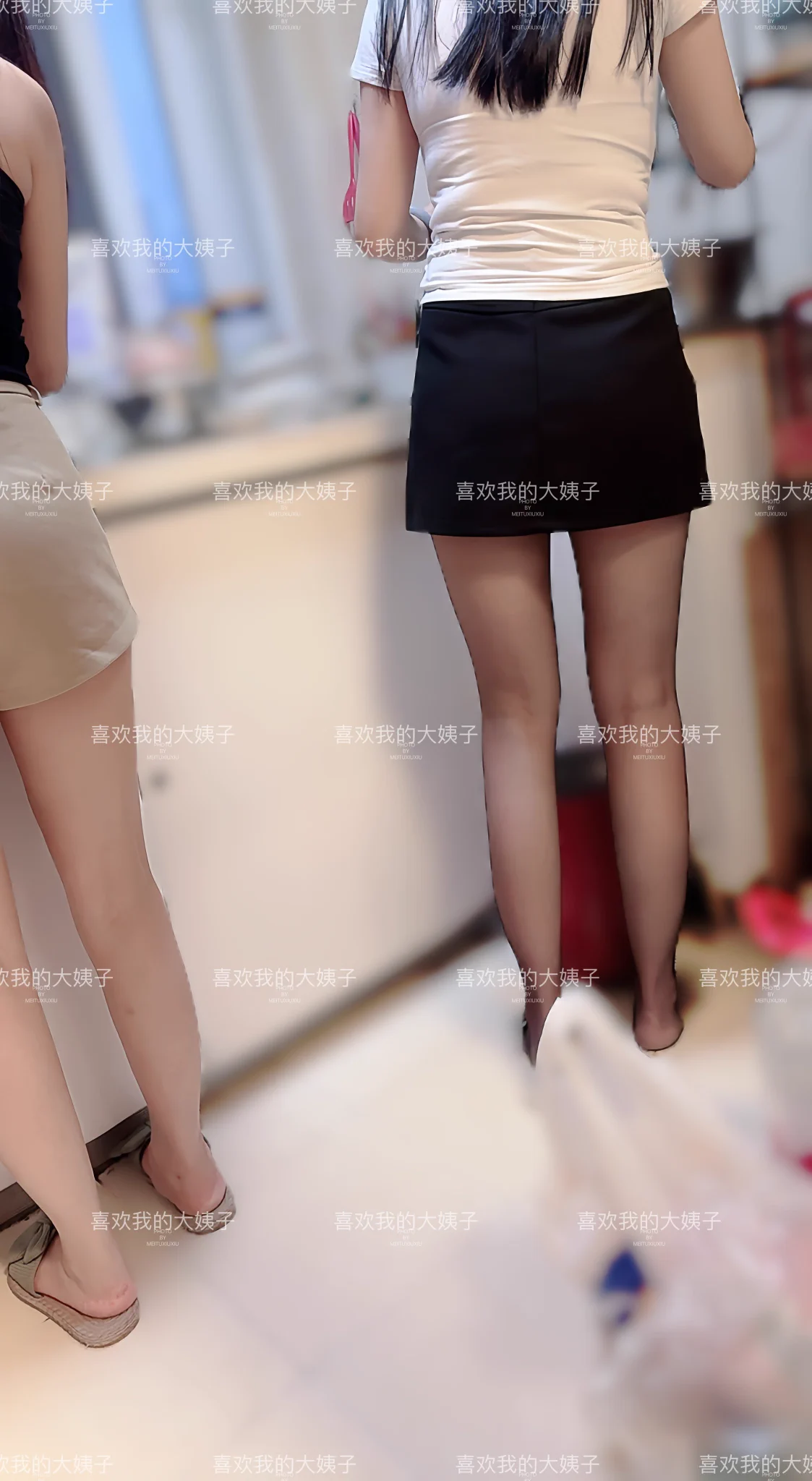 5月27号晚上好兄弟们晚上姐妹俩做饭的时候随手拍姐妹俩今天穿的差不多，兄弟们还能分清吗 https://t.co/32oEv2GvQg
