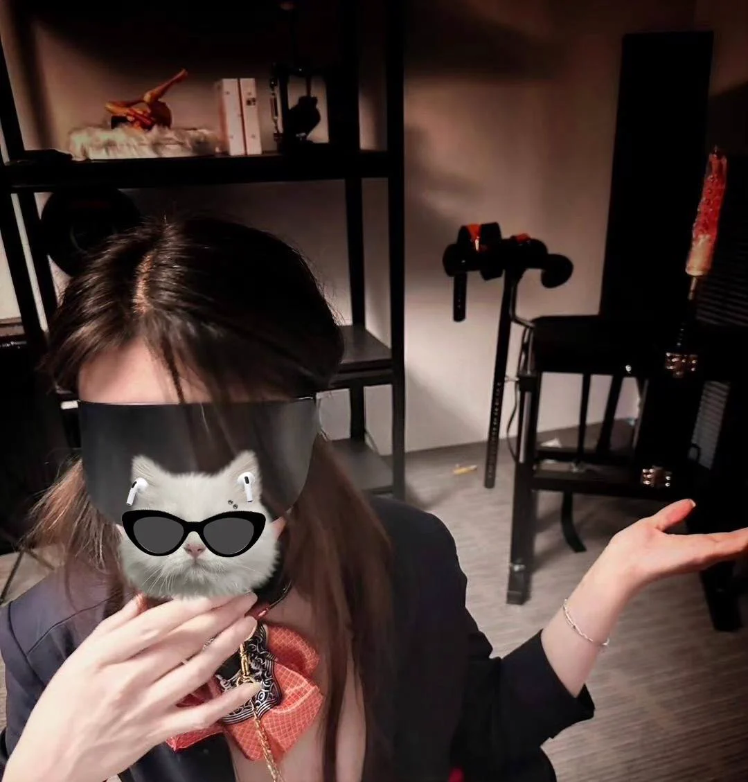 又被拴住了！！！！！戴上眼罩那种未知感真的好爽！！！下一秒他可能塞我嘴里！也可能塞我下面！！！！！只有直播间的粉丝宝宝能帮我看到！！！！！ https://t.co/f0GdE0KyIl