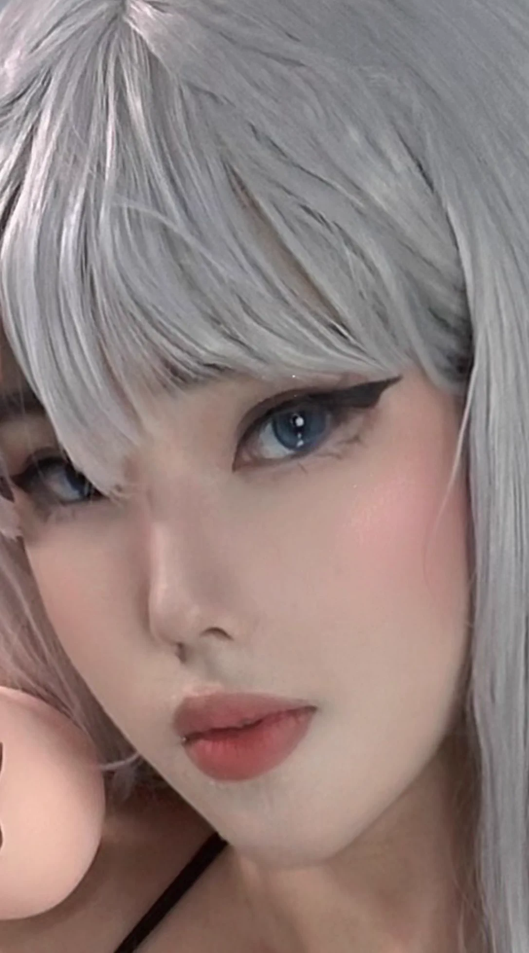 拍了个杯子的广，本来想弄白毛魅魔，结果这假发一戴，特别像我很喜欢的一个男性反派角色…… https://t.co/EUcPIFoGML