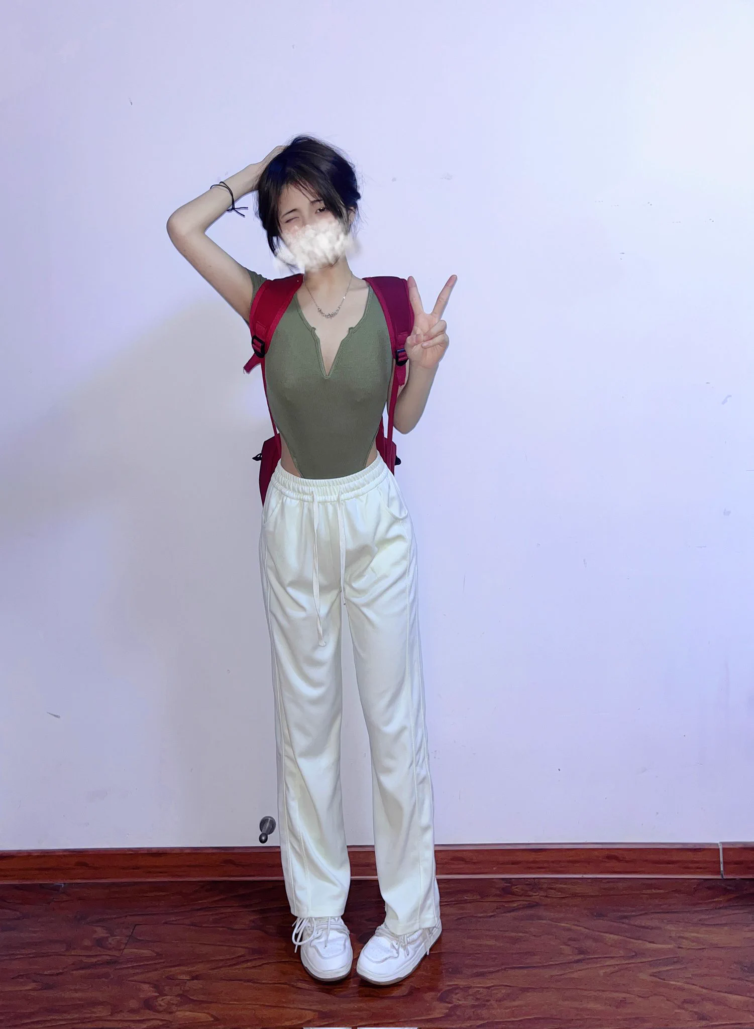 这套衣服很正常啊，怎么穿出去别人看我的眼神怪怪的，回头率这么高，难道就是因为高叉？ https://t.co/Szgh4lzqb6