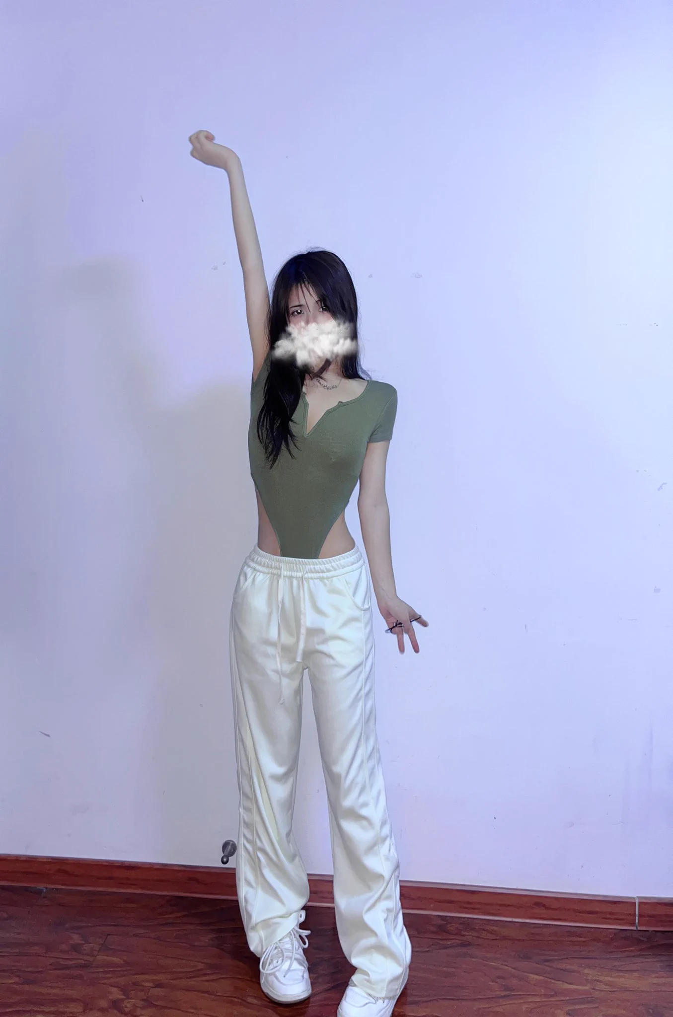 这套衣服很正常啊，怎么穿出去别人看我的眼神怪怪的，回头率这么高，难道就是因为高叉？ https://t.co/Szgh4lzqb6