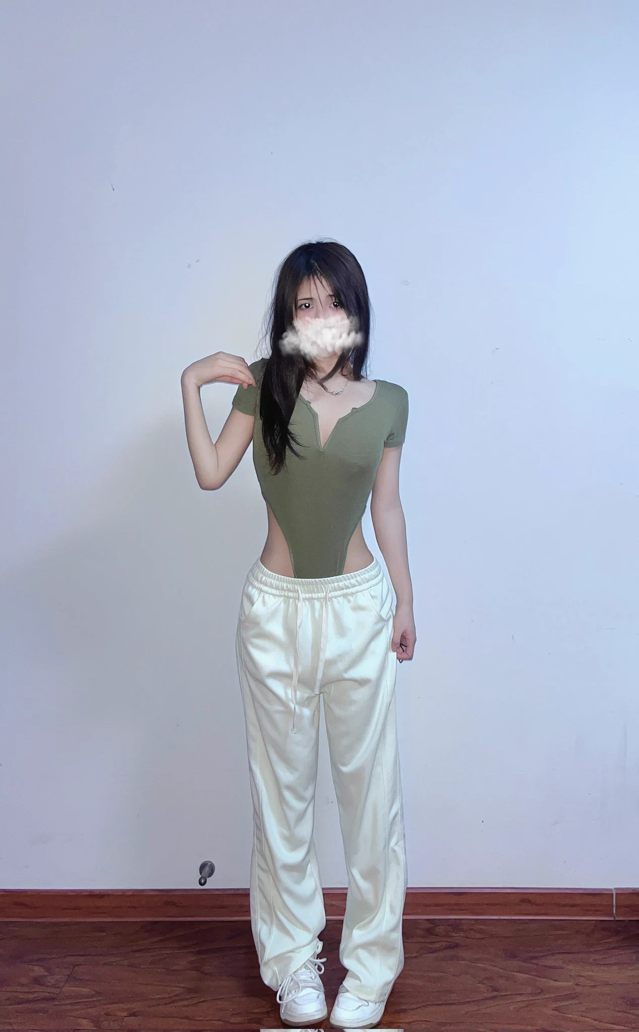 这套衣服很正常啊，怎么穿出去别人看我的眼神怪怪的，回头率这么高，难道就是因为高叉？ https://t.co/Szgh4lzqb6