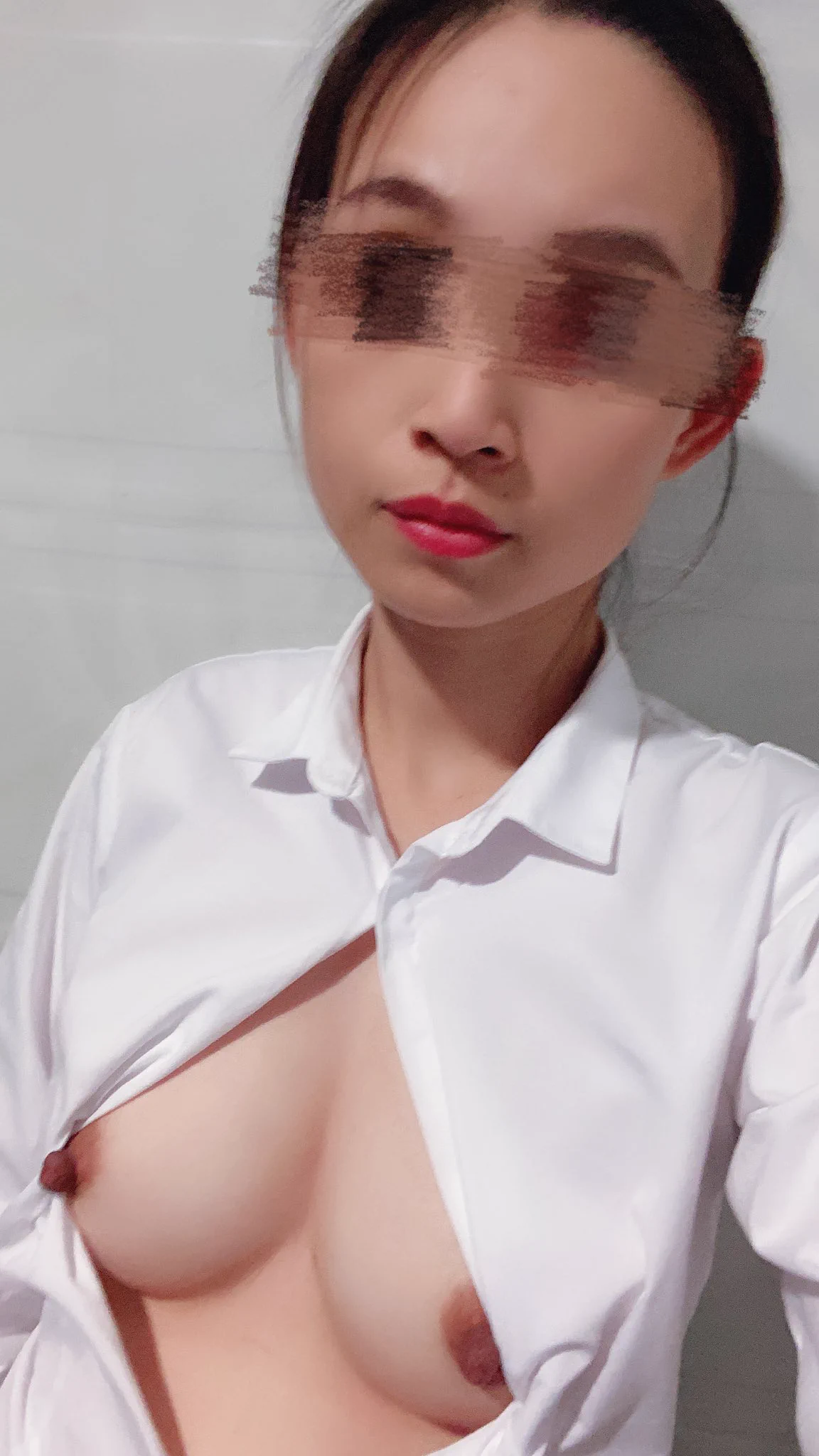 给小晴下达的 #露出任务，不穿内衣👙上班接顾客，不知道今天会不会被客人发现呢🤫@luchu888888 https://t.co/Vvh6jPzahZ
