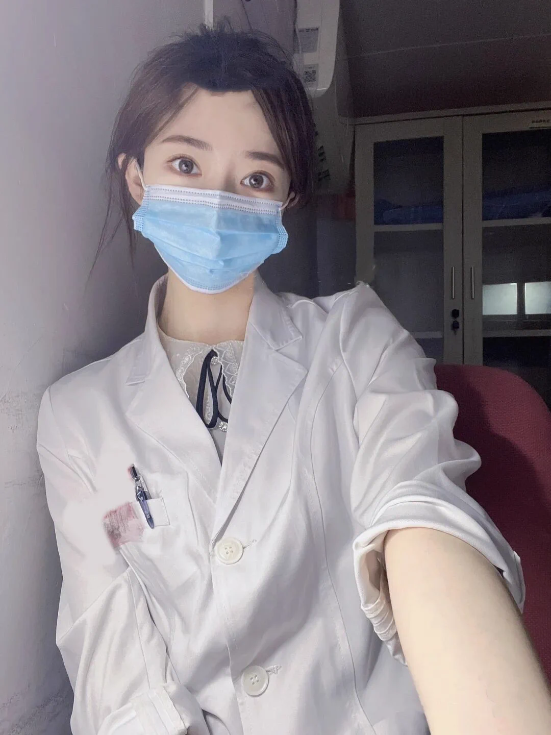 下班还没来得及换白大褂，就被主任和科长叫去酒店，在主任最后一击内射我的同时，科长终于也忍不住也发射出来了。 想一起玩吗，快来私信我吧！ https://t.co/LBiNoLFxbZ