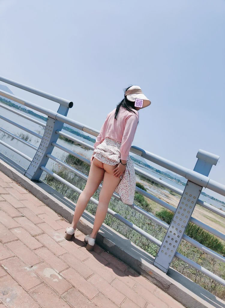 搔首弄姿#露出 #户外露出全套作品在tg会员群，入群私信，有门槛@Public_Catgirl1 @tbzt2024 @wqganenshi_ @51luchu_ @kssexxia https://t.co/6dmxUEEj5y