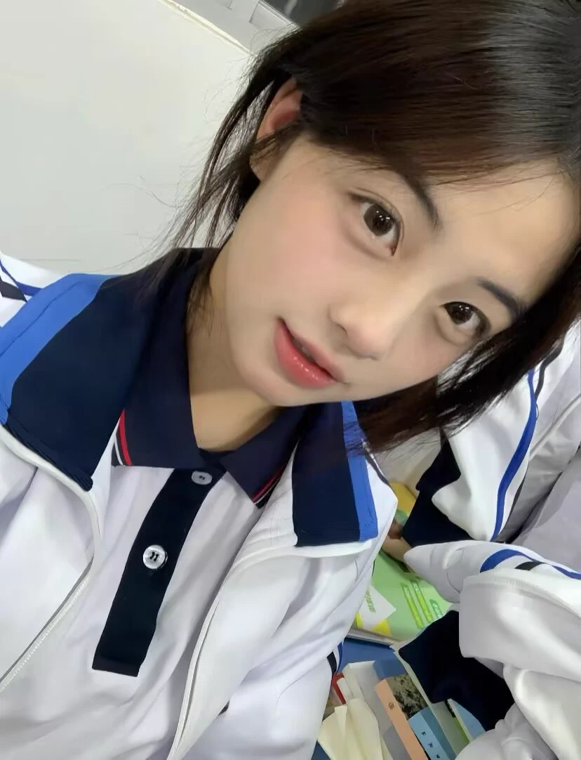 以前拍的，当时处女膜还没破，好看吗？想不想舔舔，私信报名 https://t.co/DSei8f4bCe