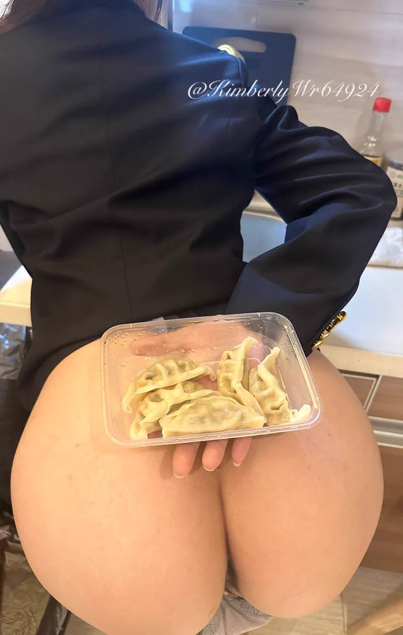 昨晚晚车，回家只能吃点外卖了… 好吃不过饺子，____________。私信说下一句的暗号，发露脸全裸照给你们～ https://t.co/CFbkzcz8z0