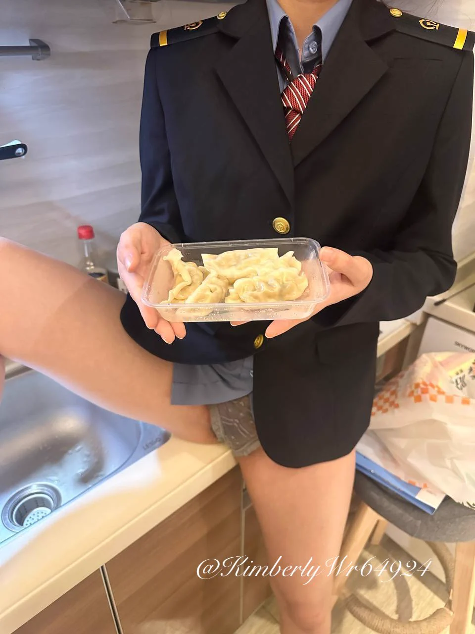 昨晚晚车，回家只能吃点外卖了… 好吃不过饺子，____________。私信说下一句的暗号，发露脸全裸照给你们～ https://t.co/CFbkzcz8z0
