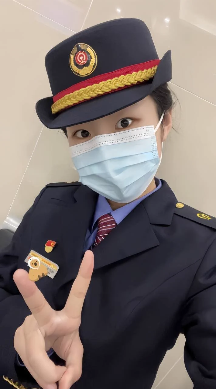 行驶的高铁上，粉丝突然发消息说在这趟列车上，没有犹豫，拉着他进了一个没人的车厢… 狠狠的满足了一下他距离近线下无🚪操我三步曲：关注➕私信+加我电报 https://t.co/saq7sMWipF