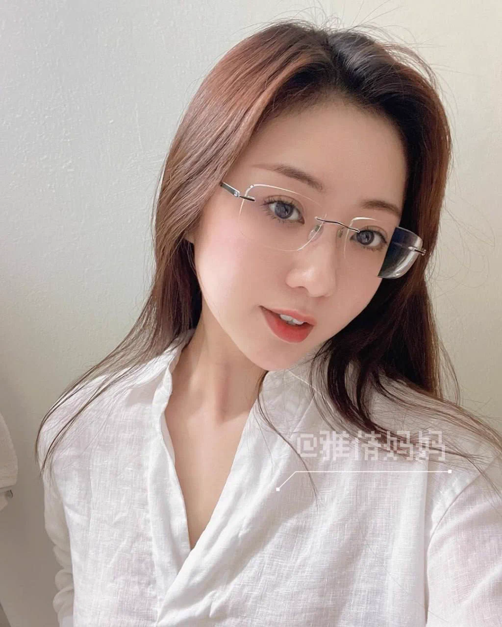 给孩子哄睡着了，偷偷试一下新到的内衣。姐姐好像有点低估自己的罩杯了，勒的胸都疼啦… 有没有想帮我揉揉的～ https://t.co/Fn8A5JCXzT