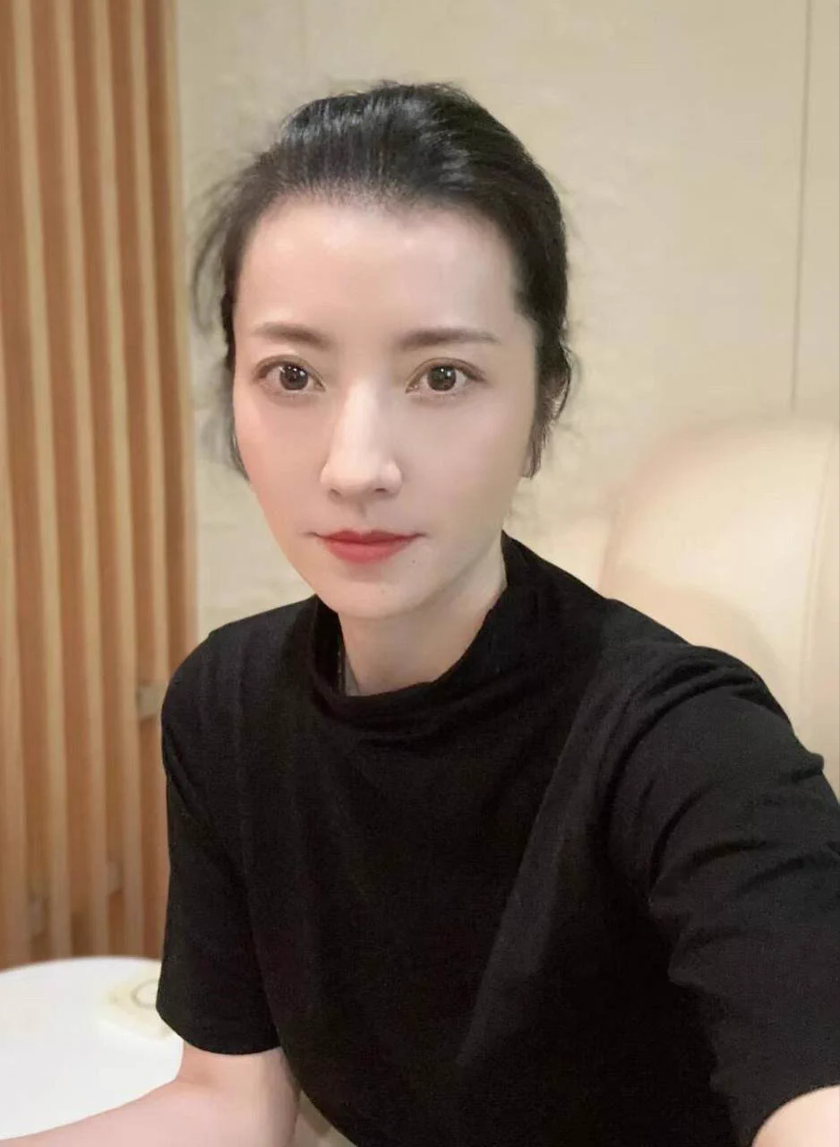 周末的下班时光，一会儿跟孩子一起吃个晚饭～就是选择困难症犯了，想了半天都不知道穿什么，先给大家看看身材吧…虽然是阿姨了，但是我觉得保养的还行…还拍了几张露脸露点的，想看私信滴滴，发在社区了～ https://t.co/Mi8en9OFkA