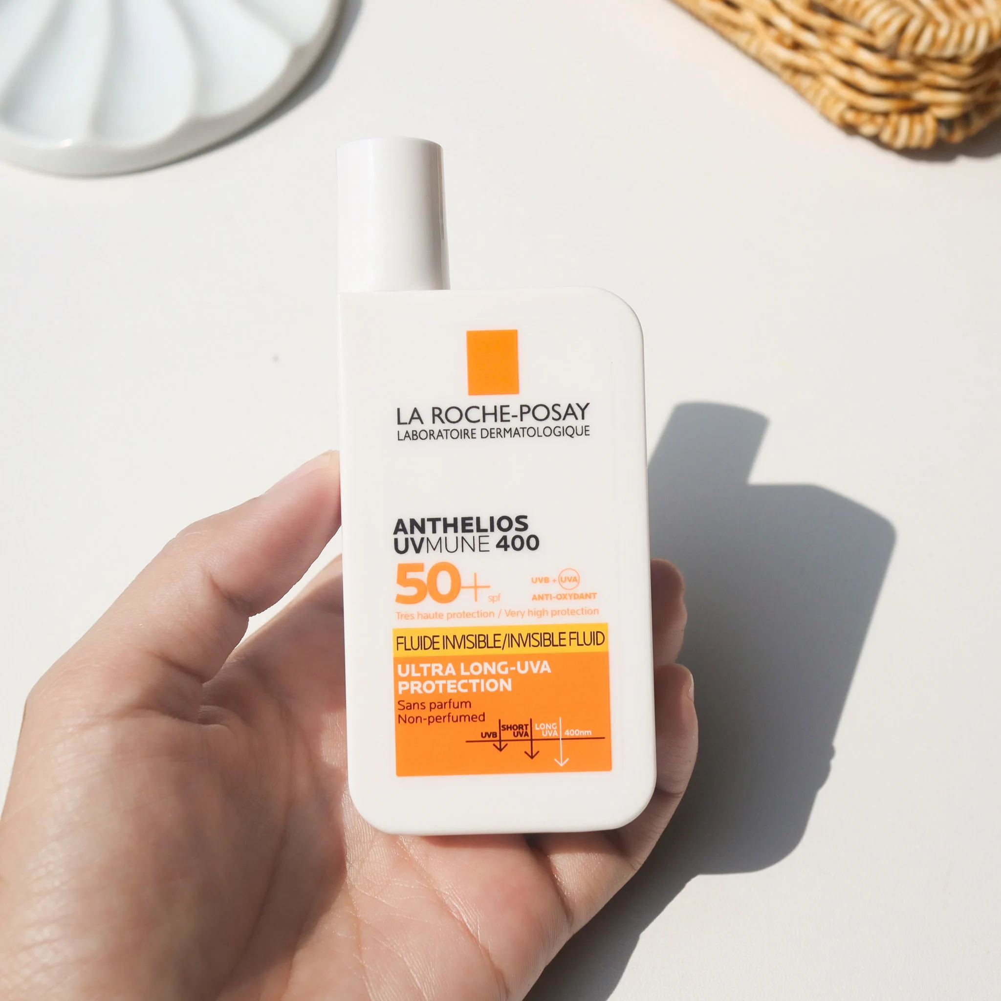 บอกเลยว่ากันแดดลาโรชโพเซย์ คือที่สุด ANTHELIOS UVMUNE 400 INVISIBLE FLUID SPF50+ PA++++ปกป้องผิวด้วย Mexoryl 400 ปกป้องครอบคลุมถึง ULTRA-LONG UVA ก็คือพูดง่ายๆปกป้องผิวจากแสงแบบลึกสุดและฟิลเตอร์กันแดดมีปริมาณมากกว่ากันแดดทั่วไป 👍🏻 ส่วนเนื้อกันแดดดีมาก ซึมไว ไม่คราบ กันน้ำ กันเหงื่อ ออกไปข้างนอกหน้าไม่มัน กันแดดเกาะผิวดีมาก ออกไปทำกิจกรรมแบบไม่ต้องกังวล ผิวไม่แสบไม่เบิร์น ฤดูไหนก็ต้องทากันแดดไว้เลย หน้าไม่หมอง ฝ้า กระไม่ขึ้น ✅#กันแดดAnthelios #กันแดดยืนหนึ่งจบถึงUltraLongUVA #LaRochePosayTH