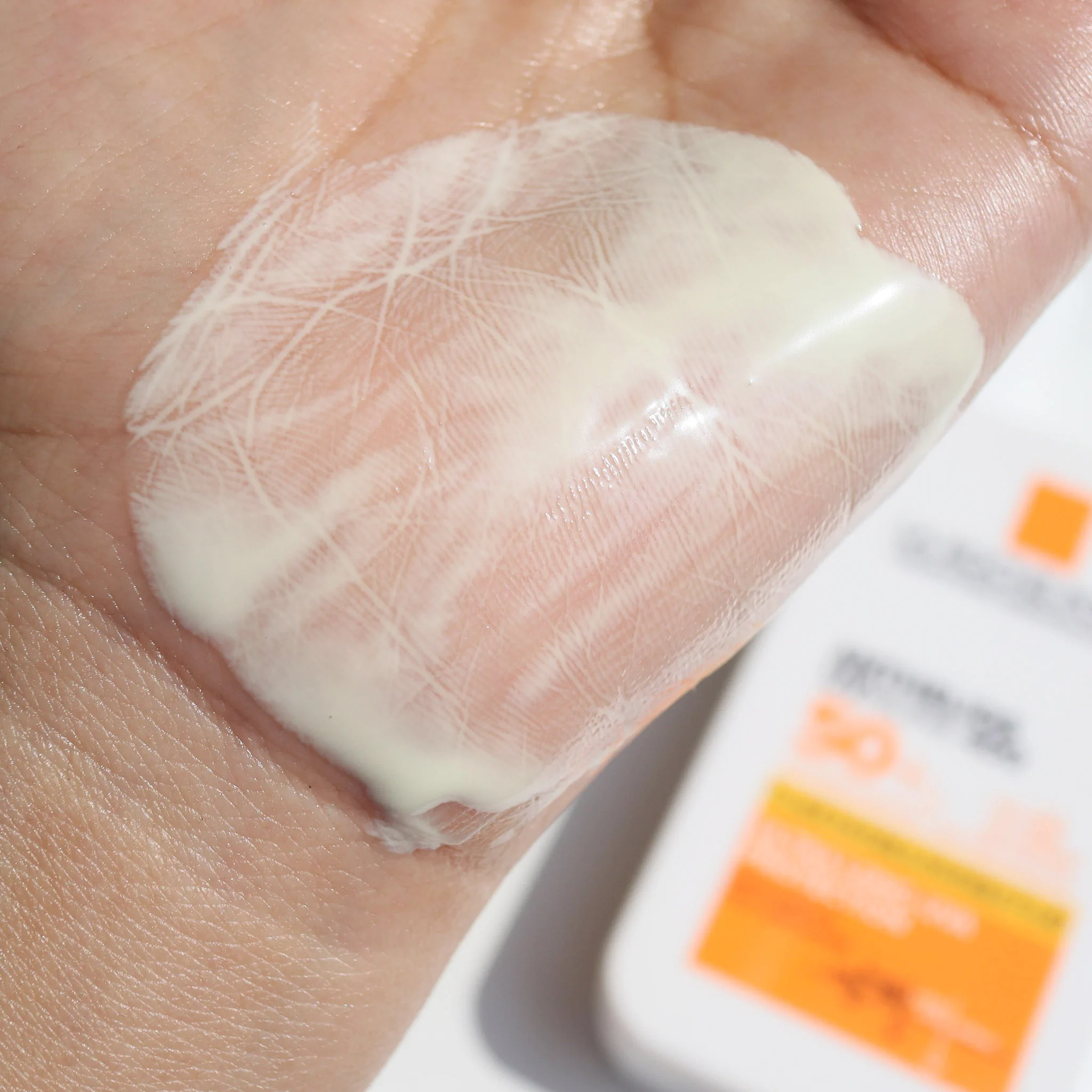บอกเลยว่ากันแดดลาโรชโพเซย์ คือที่สุด ANTHELIOS UVMUNE 400 INVISIBLE FLUID SPF50+ PA++++ปกป้องผิวด้วย Mexoryl 400 ปกป้องครอบคลุมถึง ULTRA-LONG UVA ก็คือพูดง่ายๆปกป้องผิวจากแสงแบบลึกสุดและฟิลเตอร์กันแดดมีปริมาณมากกว่ากันแดดทั่วไป 👍🏻 ส่วนเนื้อกันแดดดีมาก ซึมไว ไม่คราบ กันน้ำ กันเหงื่อ ออกไปข้างนอกหน้าไม่มัน กันแดดเกาะผิวดีมาก ออกไปทำกิจกรรมแบบไม่ต้องกังวล ผิวไม่แสบไม่เบิร์น ฤดูไหนก็ต้องทากันแดดไว้เลย หน้าไม่หมอง ฝ้า กระไม่ขึ้น ✅#กันแดดAnthelios #กันแดดยืนหนึ่งจบถึงUltraLongUVA #LaRochePosayTH